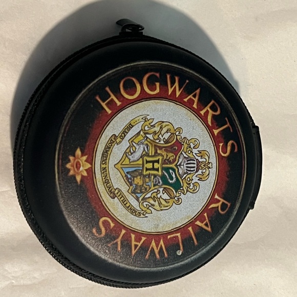 EPIC RARE HARRY POTTER ITEM BUNDLE! Hogwarts patch, Pixie confetti, tape, case - Picture 4 of 7